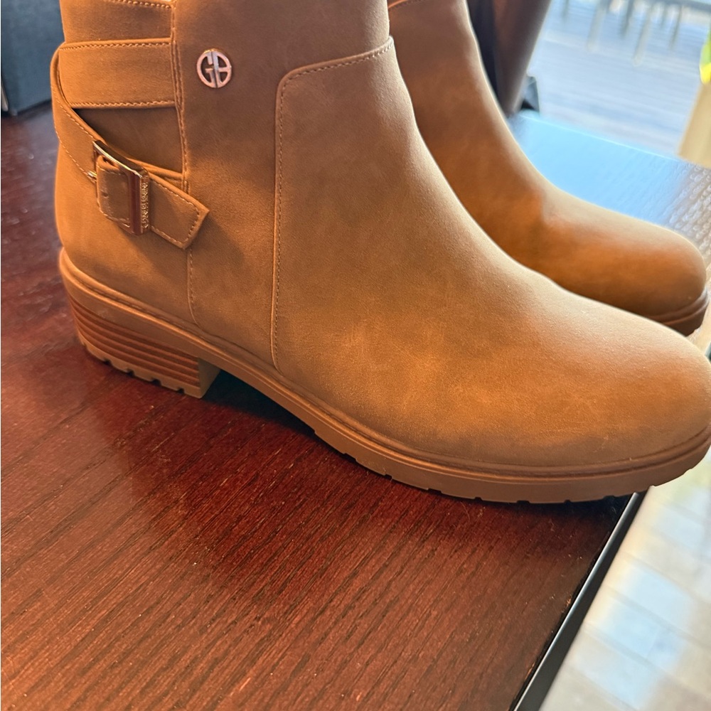 Giani Bernini Size 7.5 Tan Suede Ankle Boots